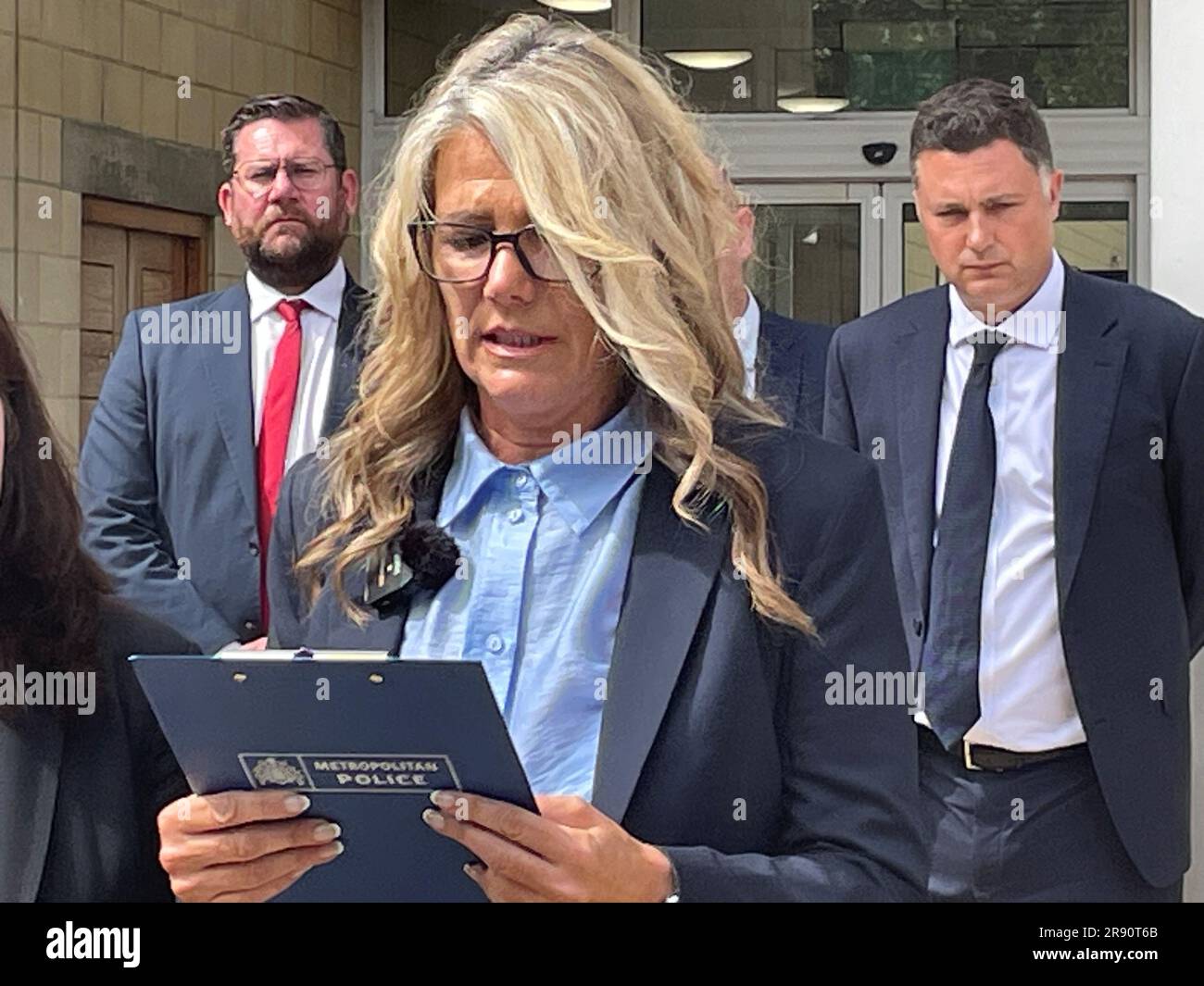 Le partenaire du Sgt Matt Ratana su Bushby lisant une déclaration devant la Cour de justice de Northampton après que Louis de Zoysa ait été reconnu coupable de son meurtre. Date de la photo: Vendredi 23 juin 2023. Banque D'Images