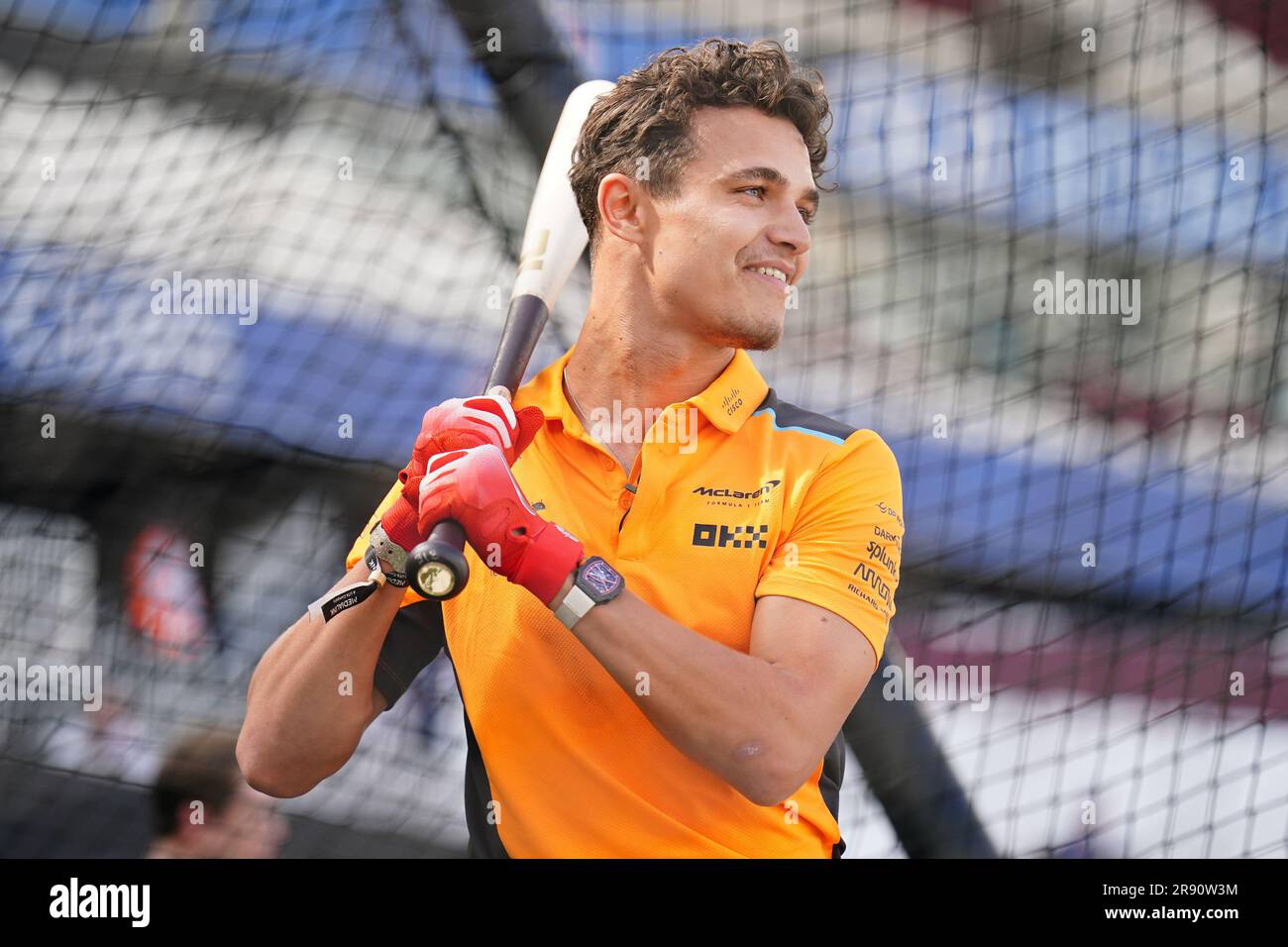 Lando Norris, pilote de Formule 1 de McLaren, tient une batte de baseball pendant une journée d'entraînement avant le match de la MLB London Series au London Stadium, Londres. Date de la photo: Vendredi 23 juin 2023. Banque D'Images