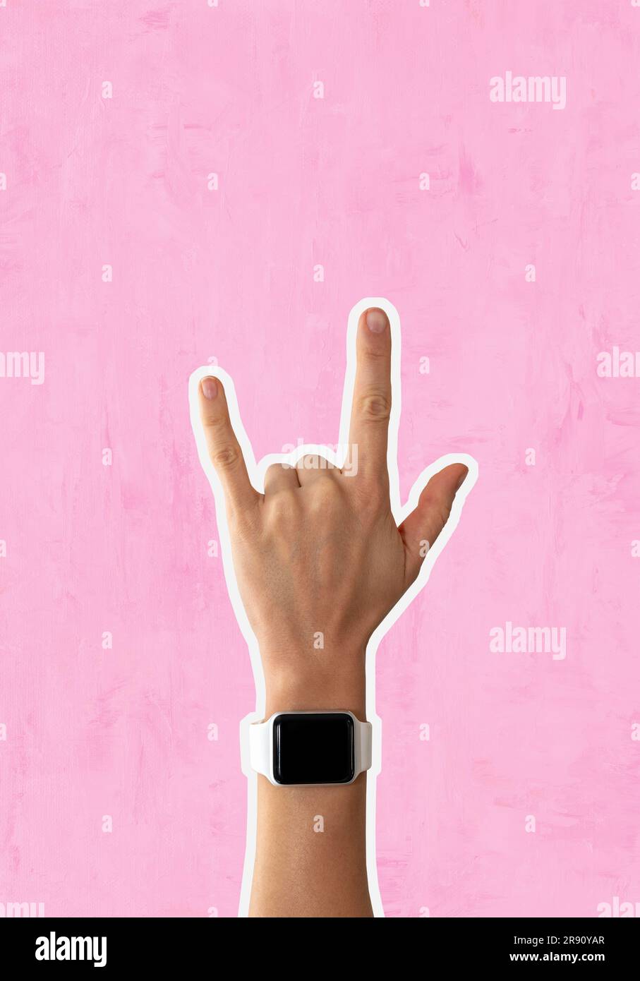 Commencer la montre sur la main féminine, le geste de la main Je vous aime, le signe ILY gestante, American Sign Language. Banque D'Images