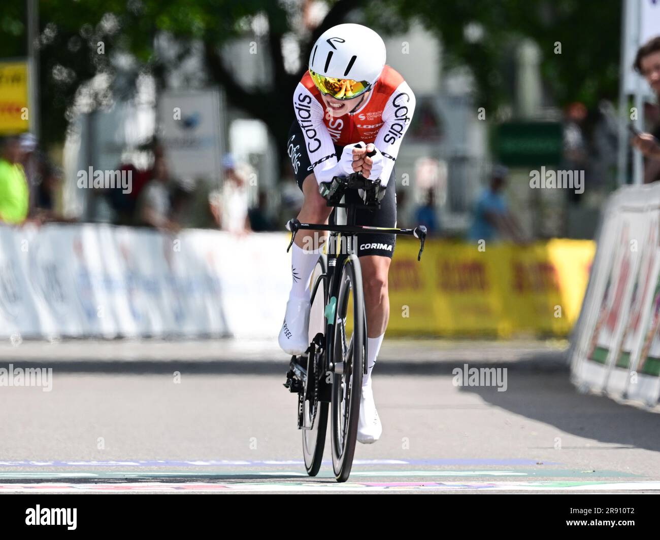 23 juin 2023, Baden-Württemberg, Bad Dürrheim: Cyclisme: Championnats d'Allemagne, Donaueschingen - Bad Dürrheim, Women's Elite temps de procès individuel: Clara Koppenburg de Cofidis Woman Team est sur son chemin à la troisième place. Photo: Bernd Weißbrod/dpa Banque D'Images