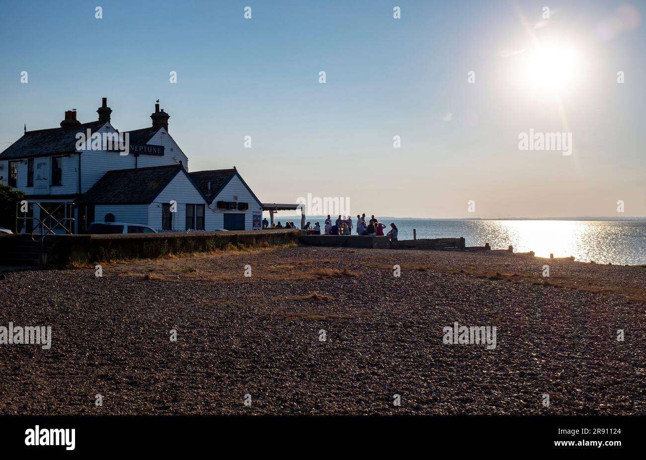 Whitstable North Kent , Angleterre Royaume-Uni - les visiteurs qui apprécient un verre devant le célèbre pub Old Neptune sur le front de mer sous le soleil d'été Banque D'Images