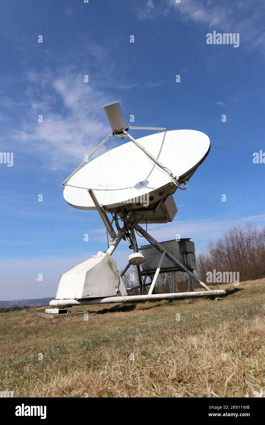 Radiotélescope - antenne directionnelle utilisée en radioastronomie pour recevoir et recueillir des données à partir de satellites et sondes spatiales Banque D'Images
