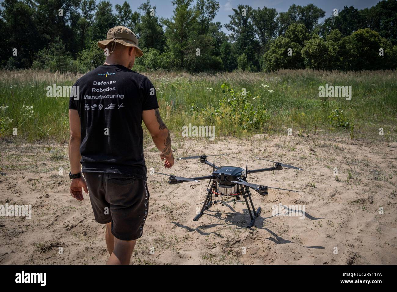 Pavelo, de Skylab, une compagnie de drones civils basée en Ukraine, a  interrogé leur nouveau drone militaire pour le vol d'essai. Skylab, une  compagnie de drones civils ukrainiens, a testé son premier