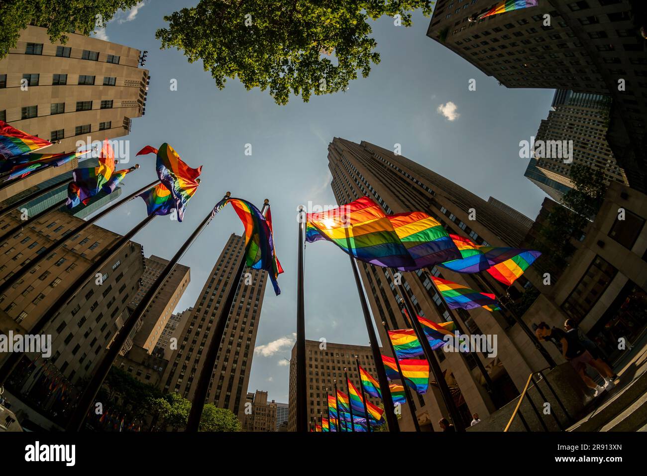 Le Rockefeller Plaza de Midtown Manhattan à New York est festooné avec des drapeaux de la fierté gay arc-en-ciel pour le mois de la fierté gay, vu mardi, 13 juin 2023. (© Richard B. Levine) Banque D'Images