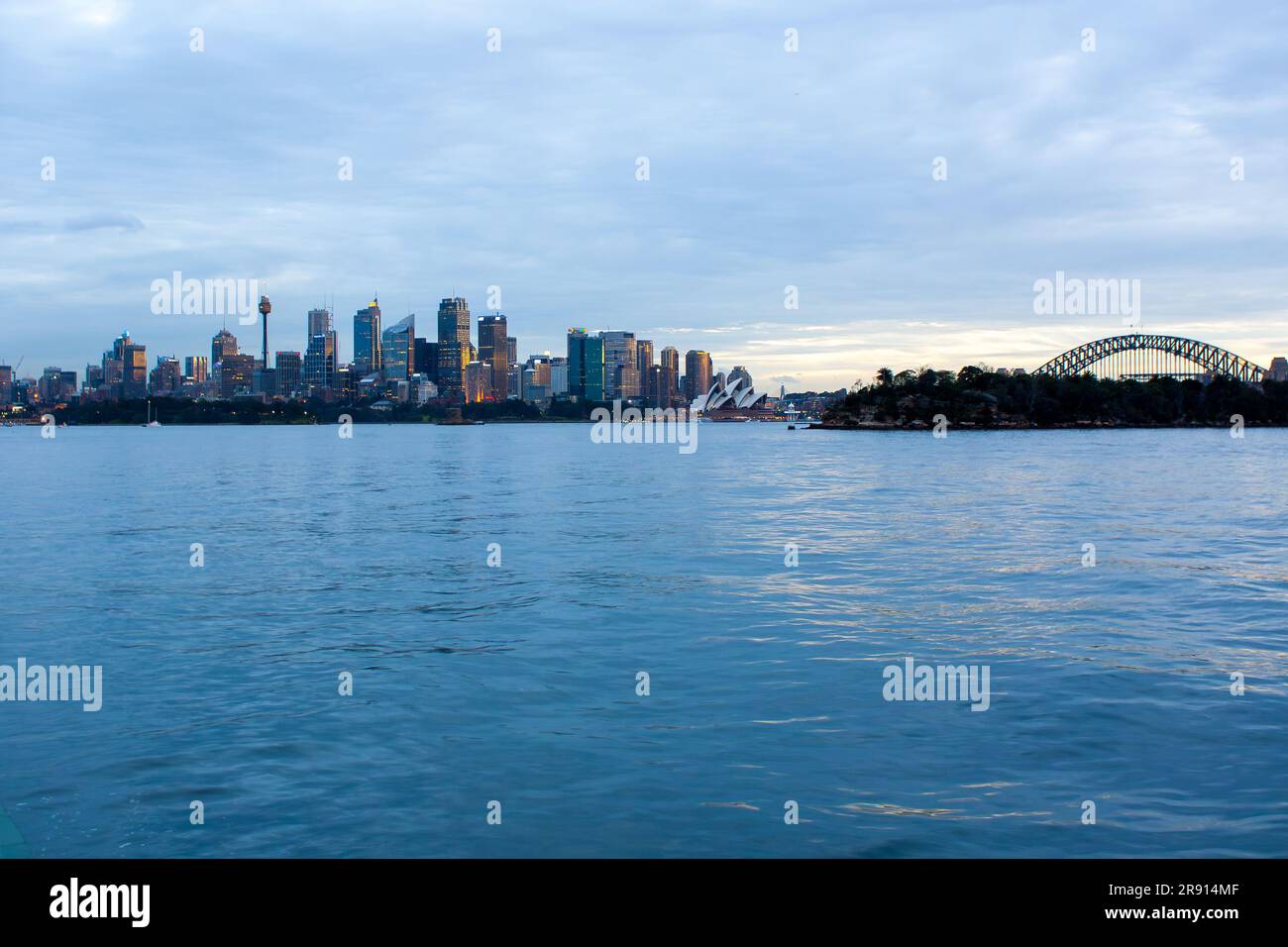 Vue panoramique de la Skyline de Sydney depuis l'eau Banque D'Images
