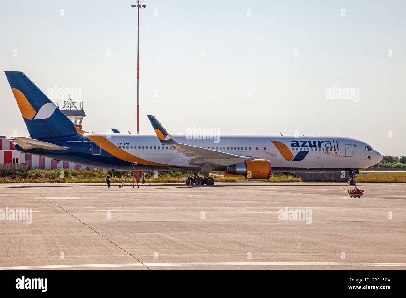 Kiev, Ukraine - 27 juin 2020 : Boeing 767-33A ER .Avion - UR-AZK.Compagnie aérienne Azur Air Ukraine.Avion passager sur la piste.Copier l'espace. Banque D'Images