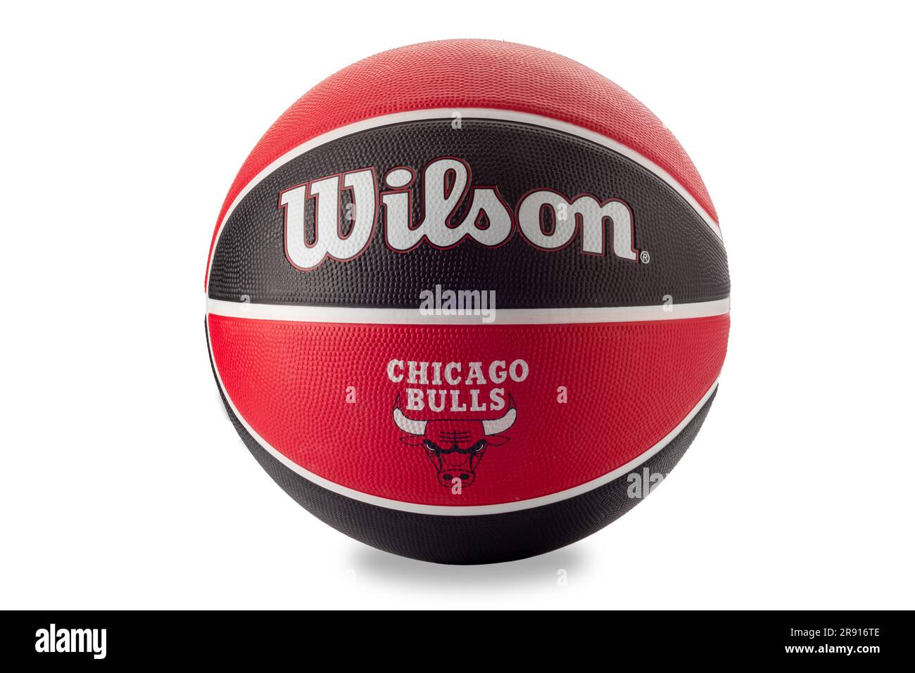 Italie - 23 juin 2023: Wilson NBA équipe Chicago Bulls basket-ball isolé sur blanc avec le chemin de coupure. Wilson est le fournisseur officiel de la NBA basketbal Banque D'Images