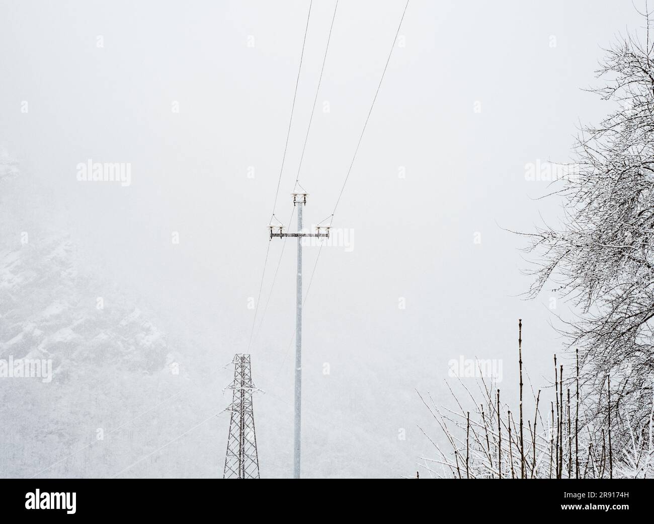 Pylône électrique dans les hautes montagnes (Alpes Maritimes, Piémont, Italie) Banque D'Images