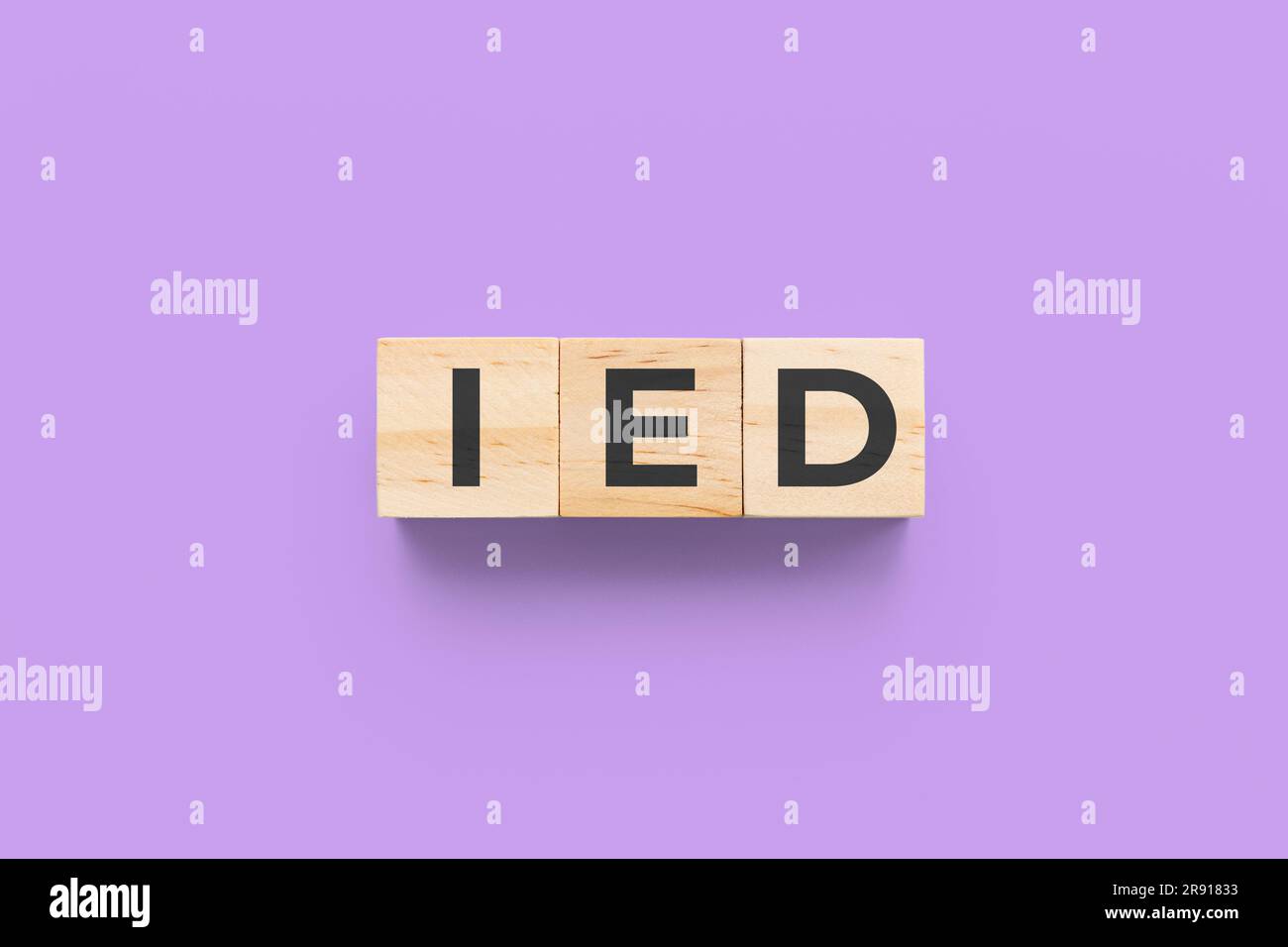 IED (trouble explosif intermittent) cubes en bois sur fond violet Banque D'Images