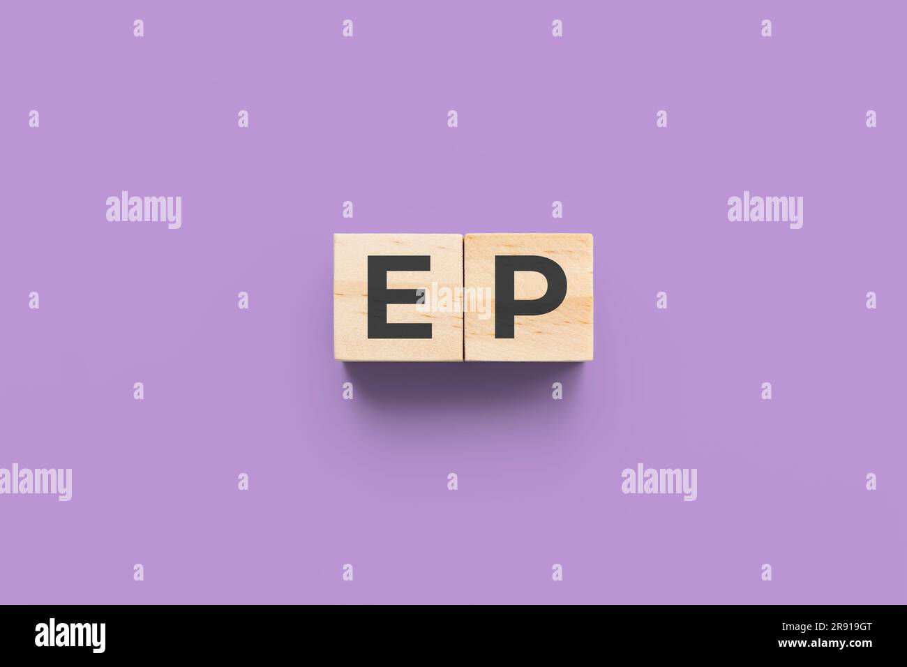 Cubes en bois EP (épilepsie) sur fond violet Banque D'Images