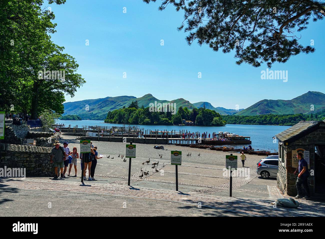 Derwent Water, Keswick, populaire le district des lacs anglais, Cumbria, en juin, temps d'été Banque D'Images