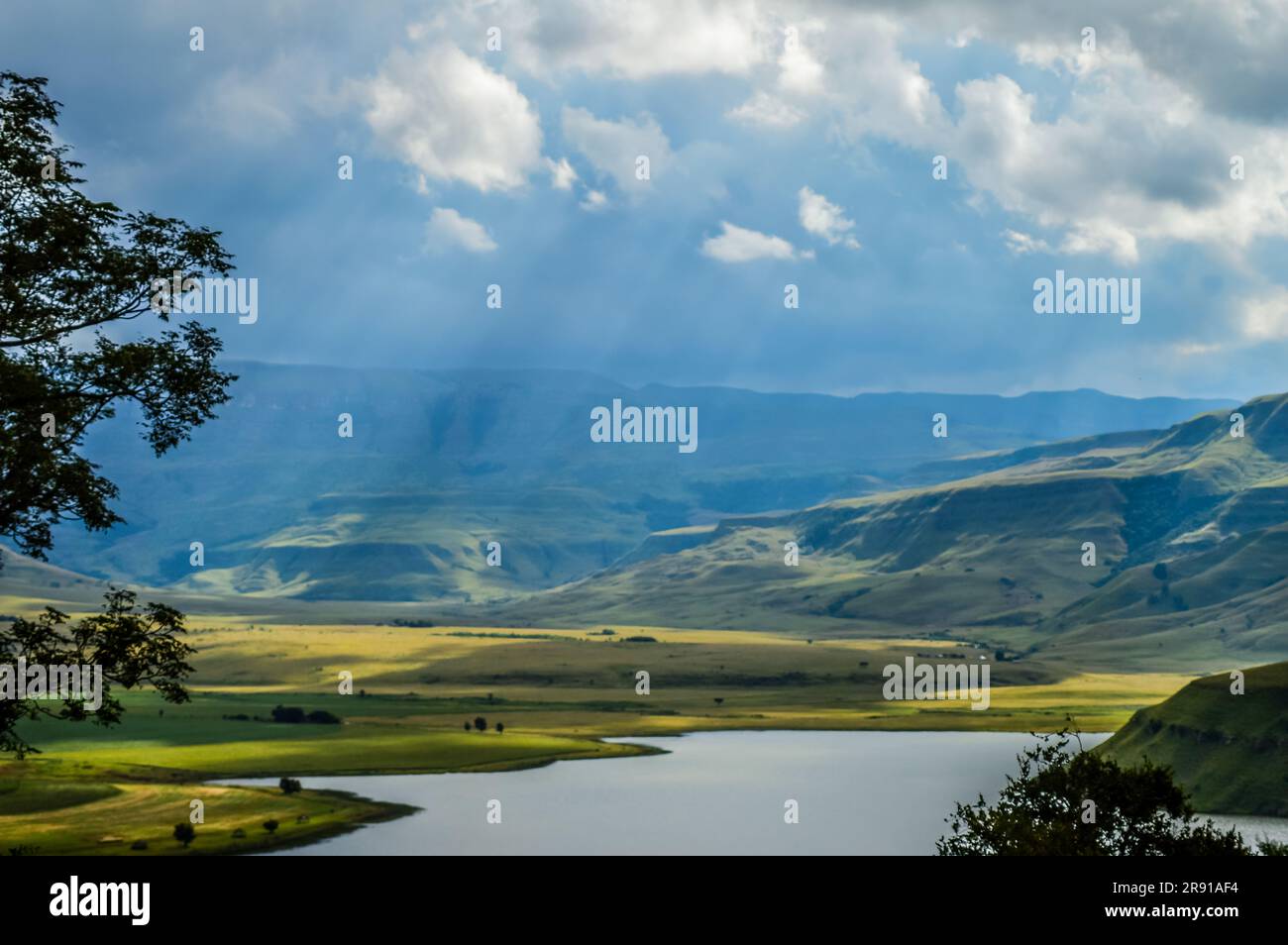 Escarpement de la montagne Drakensberg et barrage du parc de cloches autour du pic de Cathkin Banque D'Images