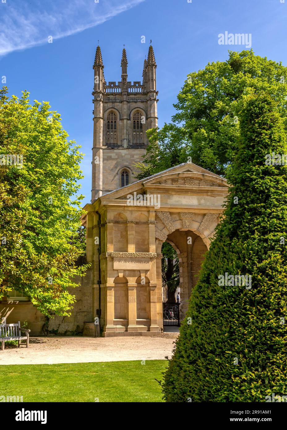 Jardin botanique d'Oxford College avec la Tour de la Madeleine à distance. Banque D'Images