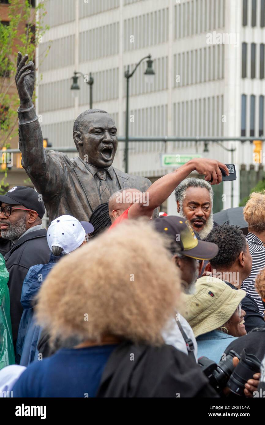 Detroit, Michigan, États-Unis. 23rd juin 2023. Une statue en bronze du chef des droits civils Martin Luther King Jr. A été dévoilée dans le centre-ville de Detroit à l'occasion de l'anniversaire de la marche vers la liberté en 1963. Soixante ans plus tôt, King a mené une marche de plus de 100 000 sur Woodward Avenue et a donné une première version de son célèbre discours "J'ai un rêve". La statue a été créée par l'artiste de l'Utah Stan Watts. Crédit : Jim West/Alay Live News Banque D'Images