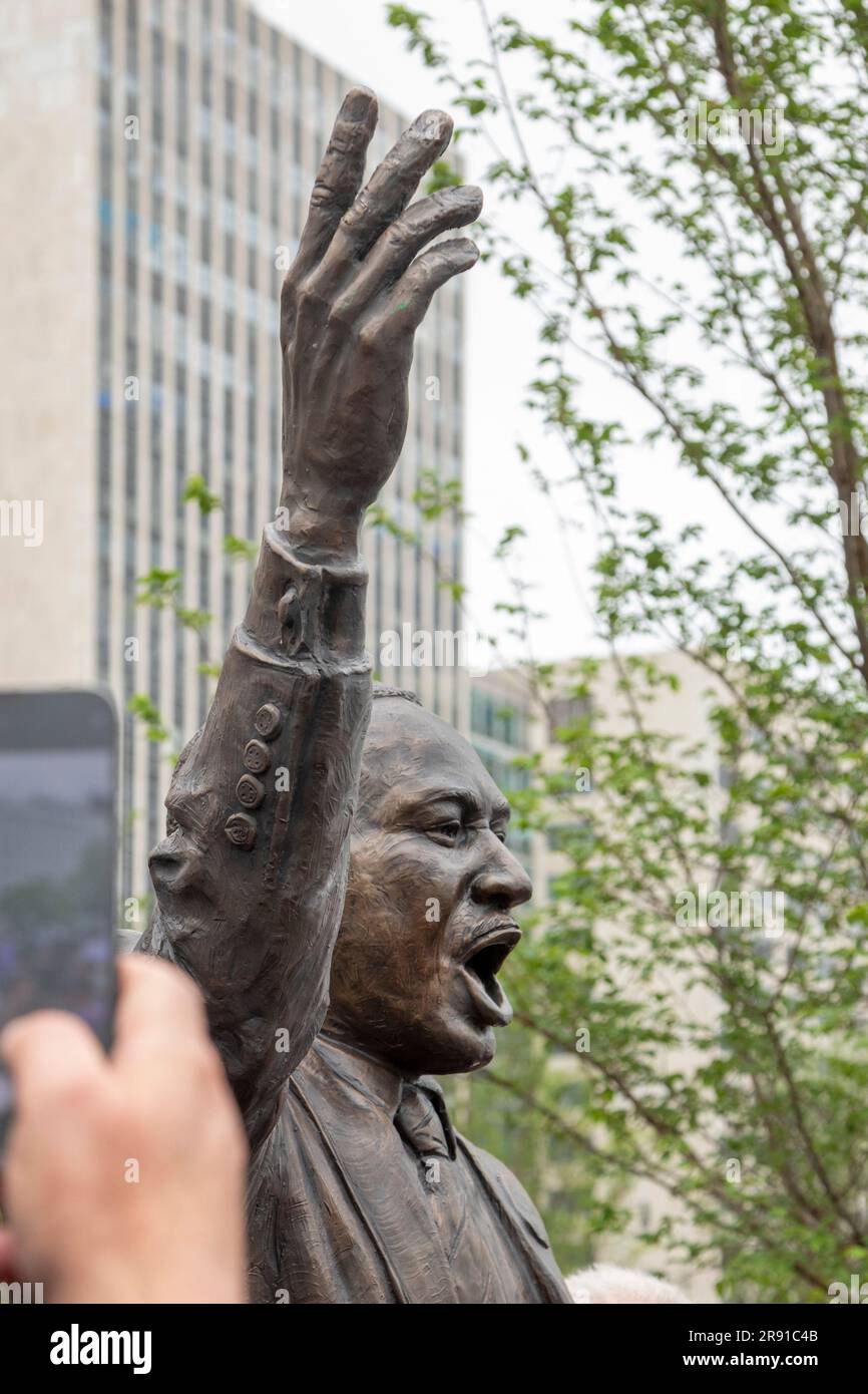 Detroit, Michigan, États-Unis. 23rd juin 2023. Une statue en bronze du chef des droits civils Martin Luther King Jr. A été dévoilée dans le centre-ville de Detroit à l'occasion de l'anniversaire de la marche vers la liberté en 1963. Soixante ans plus tôt, King a mené une marche de plus de 100 000 sur Woodward Avenue et a donné une première version de son célèbre discours "J'ai un rêve". La statue a été créée par l'artiste de l'Utah Stan Watts. Crédit : Jim West/Alay Live News Banque D'Images