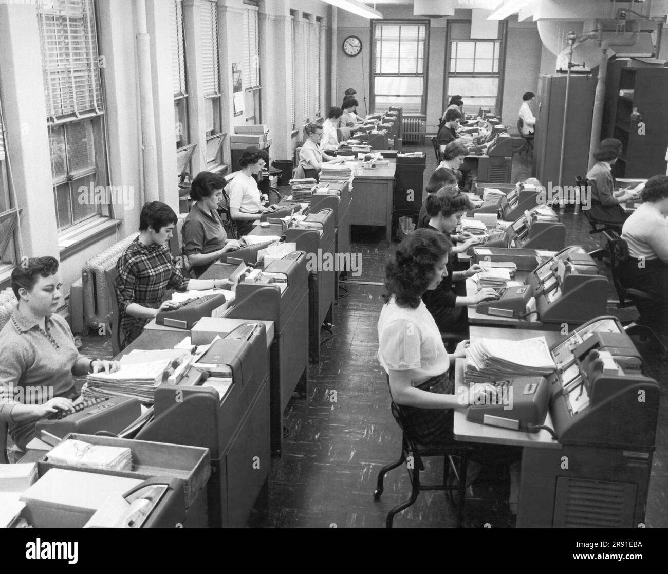Cleveland, Ohio: 22 janvier 1958 les travailleuses de bureau entrant des données à l'aide de machines de tabulation et de cartes de pointage aux bureaux de la compagnie de chemin de fer Erie. Banque D'Images