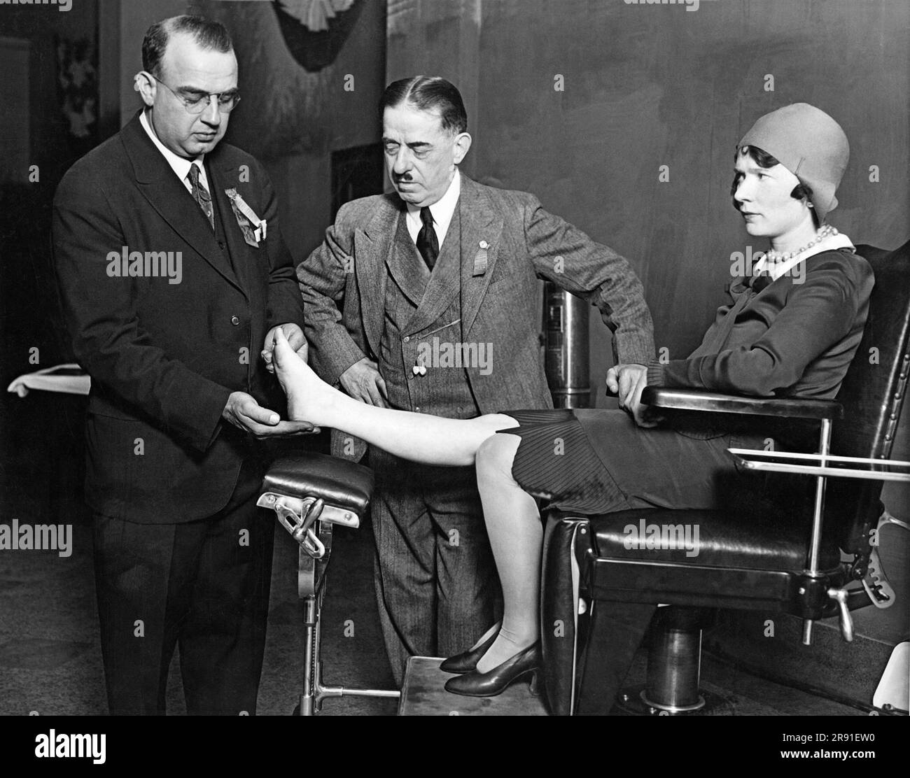 Chicago, Illinois: 29 octobre 1929 les médecins de la convention chiropodiste à l'hôtel Sherman ont constaté que Mme Nellie Hayes a les pieds les plus parfaits à trouver à Chicago. Banque D'Images