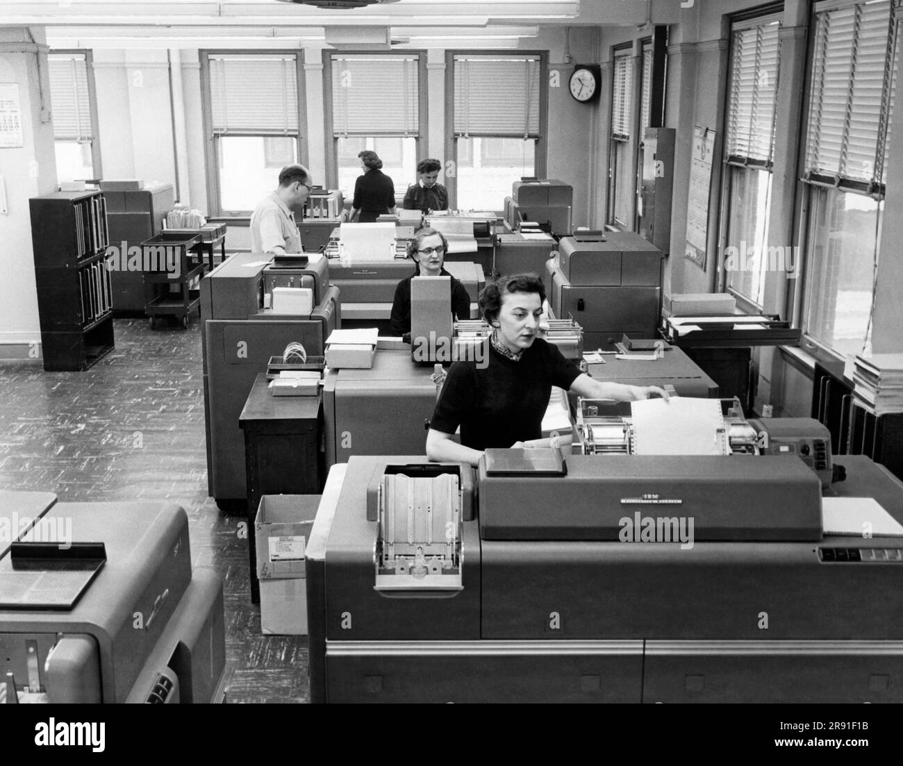 Cleveland, Ohio: 22 janvier 1958 les travailleuses de bureau entrant des données à l'aide de machines de tabulation IBM et de cartes de pointage aux bureaux de la compagnie de chemin de fer Erie. Banque D'Images