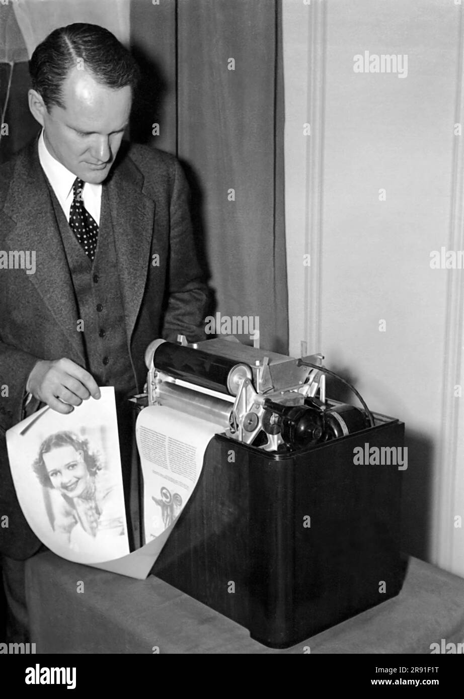 États-Unis : 17 février 1938 Charles Young, ingénieur de recherche RCA Victor, a développé un récepteur de télécopie radio simplifié et une imprimante pour usage domestique. Il utilise du papier journal et du papier carbone. Banque D'Images