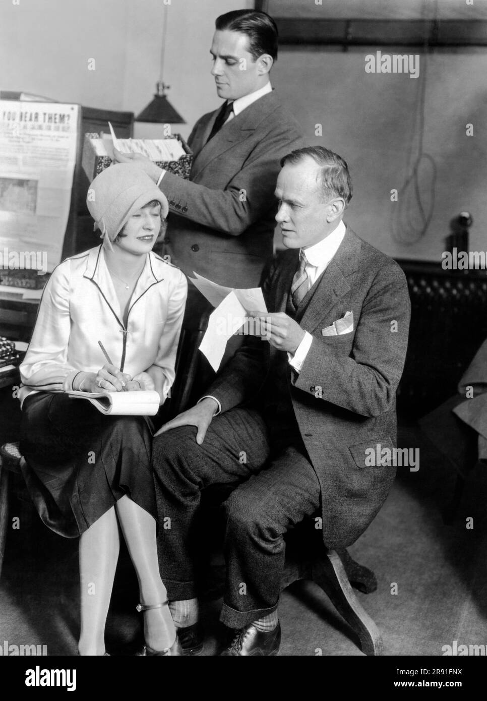 New York, New York: Les acteurs de la scène 20 novembre 1925 Marie Saxon et Harry Puck (debout) vont au-dessus de leurs rôles pour aider à recueillir de l'argent pour les associations américaines de gardiens de fonds pour une assistance permanente aux enfants américains-Philippino Banque D'Images