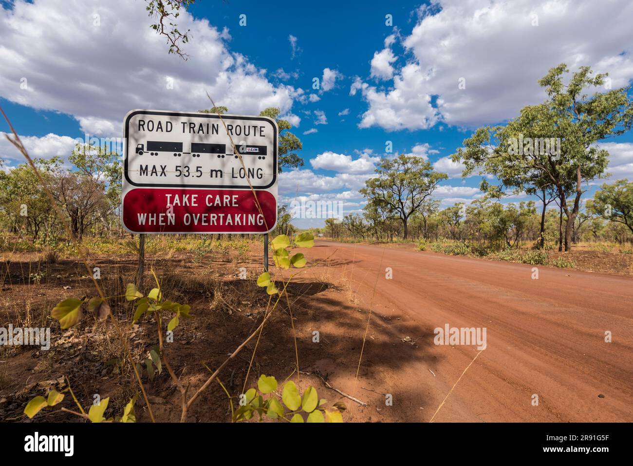 Un panneau dans l'Outback près d'une route de terre avertit les gens au sujet des trains routiers en Australie occidentale Banque D'Images