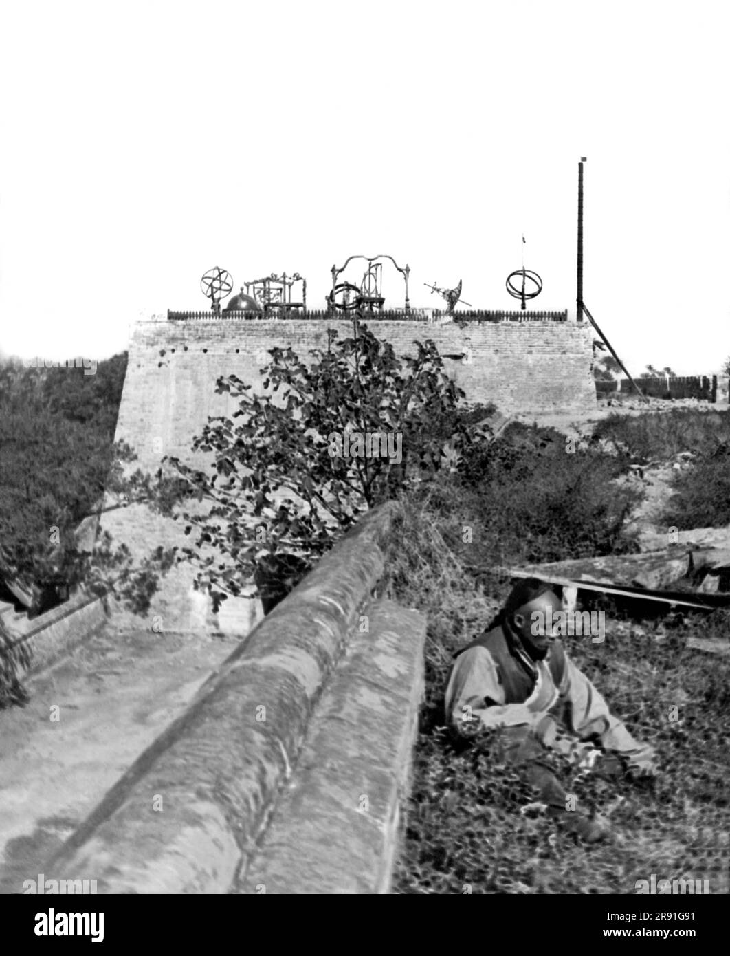 Beijing, Chine c. 1895. Le plus ancien observatoire astronomique du monde, l'Observatoire impérial de Beijing. Banque D'Images