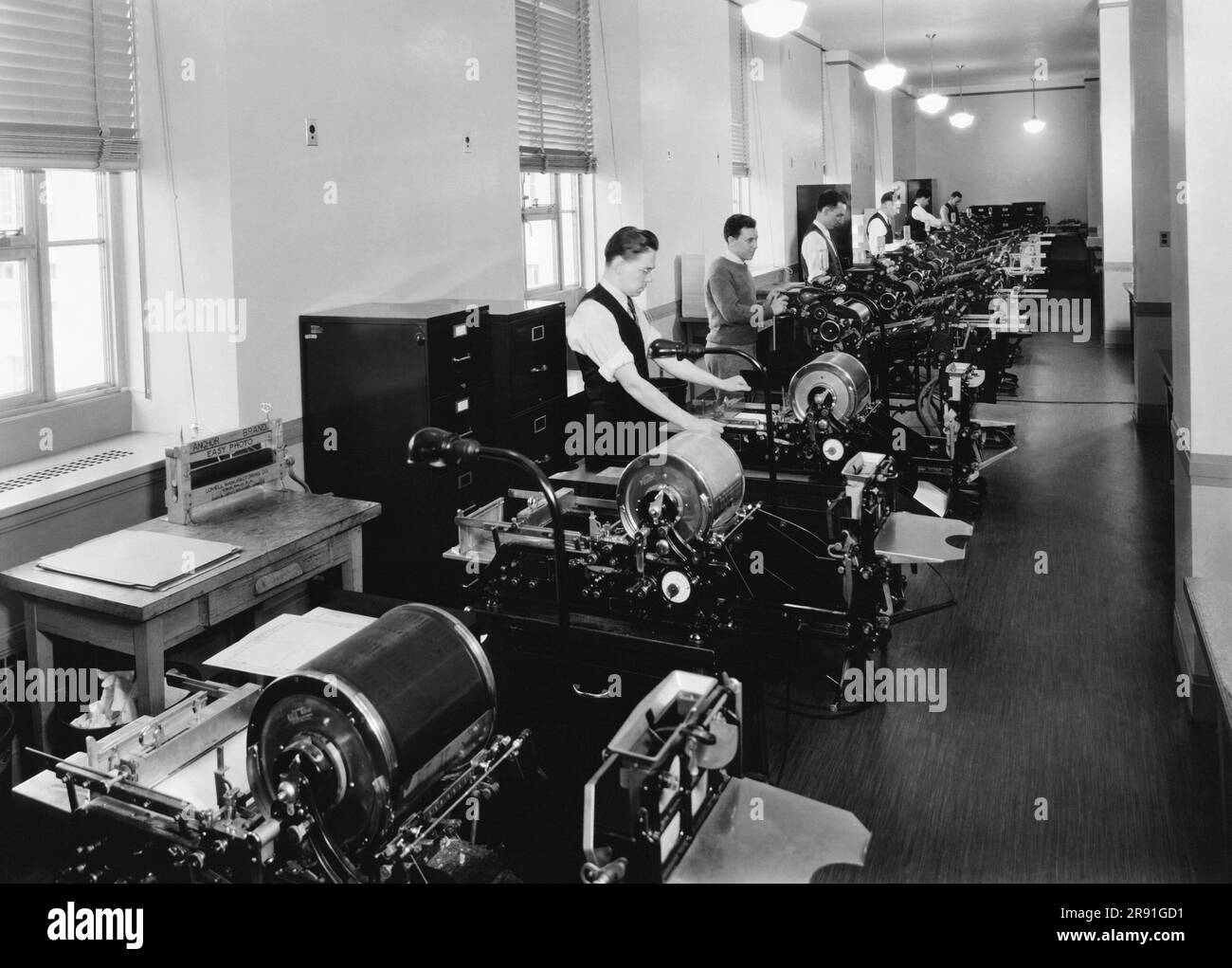 Washington, D.C.: c. 1937 travailleurs utilisant des machines à miméographe et multi-lith dans la section mécanique du Bureau fédéral d'enquête. Banque D'Images