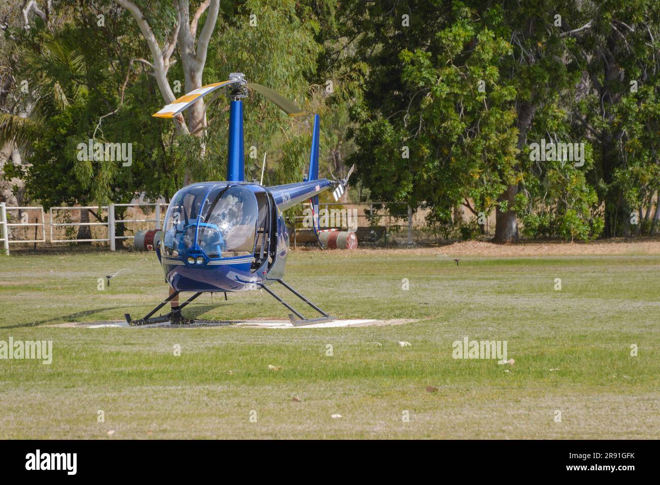 Un petit hélicoptère privé se trouve au sol prêt à être utilisé en Australie occidentale Banque D'Images