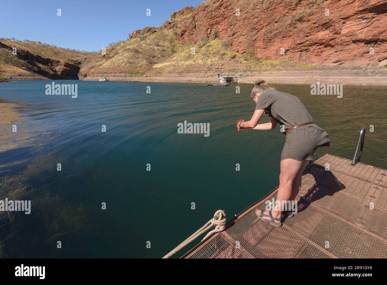 Une femme tente de pêcher avec un ponton sur le lac Argyle, en Australie occidentale Banque D'Images