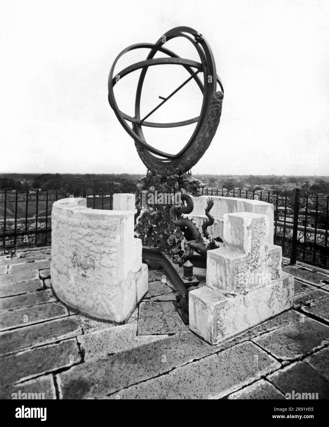 Beijing, Chine c. 1895. L'un des instruments de bronze du plus ancien observatoire astronomique du monde, l'Observatoire impérial de Beijing. Banque D'Images