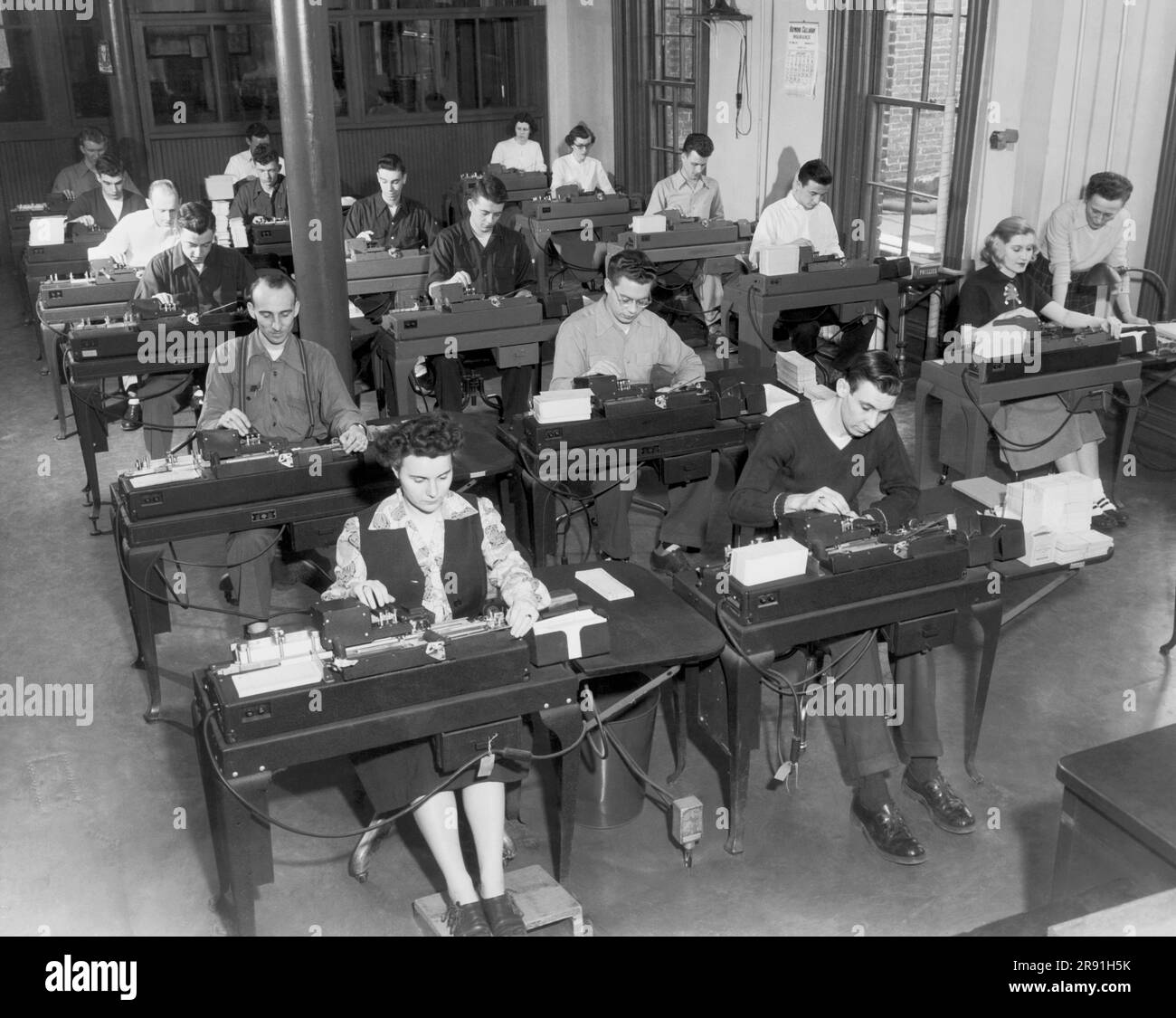 Cleveland, Ohio : janvier 1951 travailleurs qui exploitent des machines à cartes perforées de données dans les bureaux de Erie Railroad. Banque D'Images