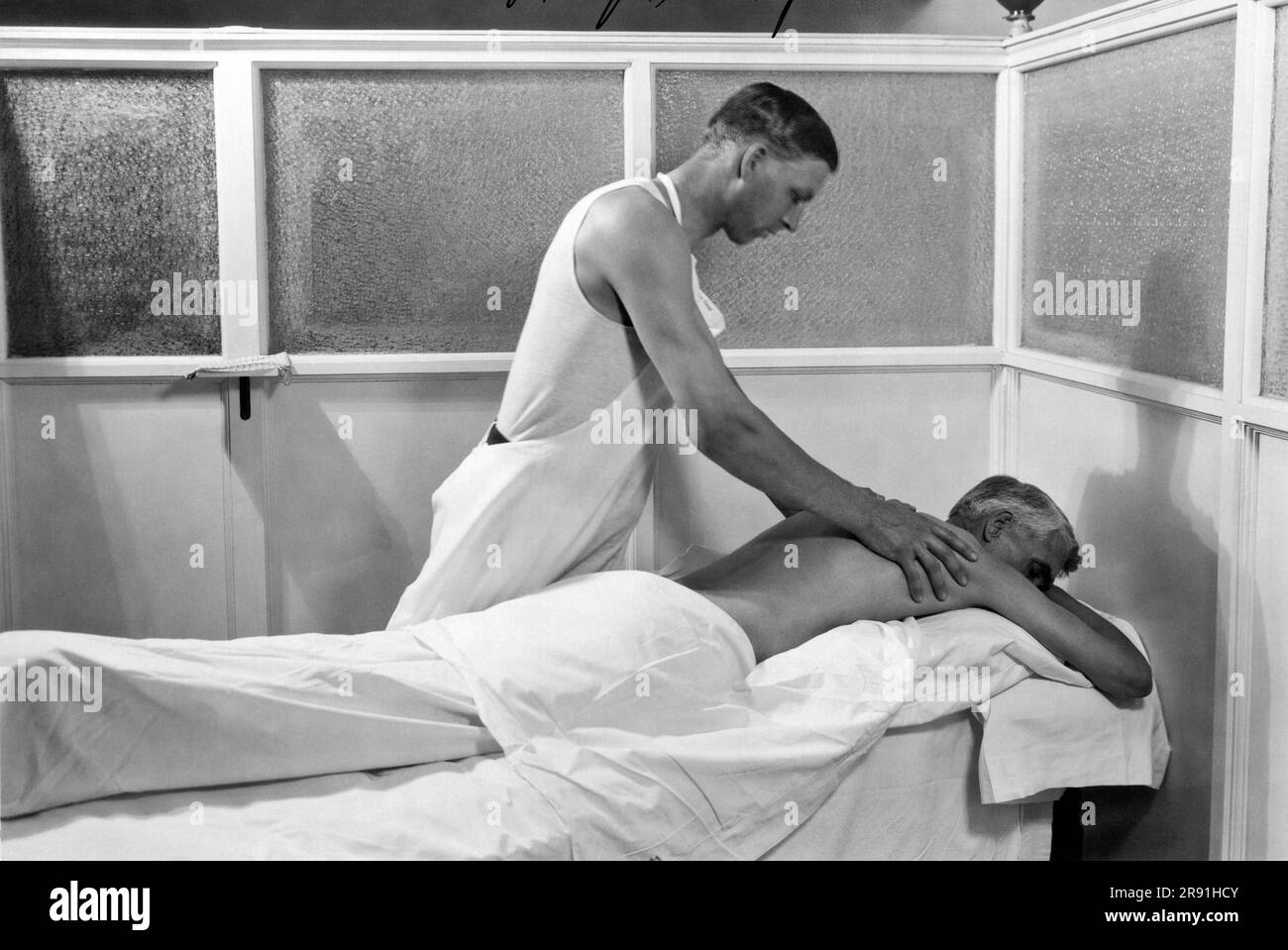 Battle Creek, Michigan : 1930. Un patient recevant un massage suédois au Sanitarium de Battle Creek de Kellogg. Banque D'Images