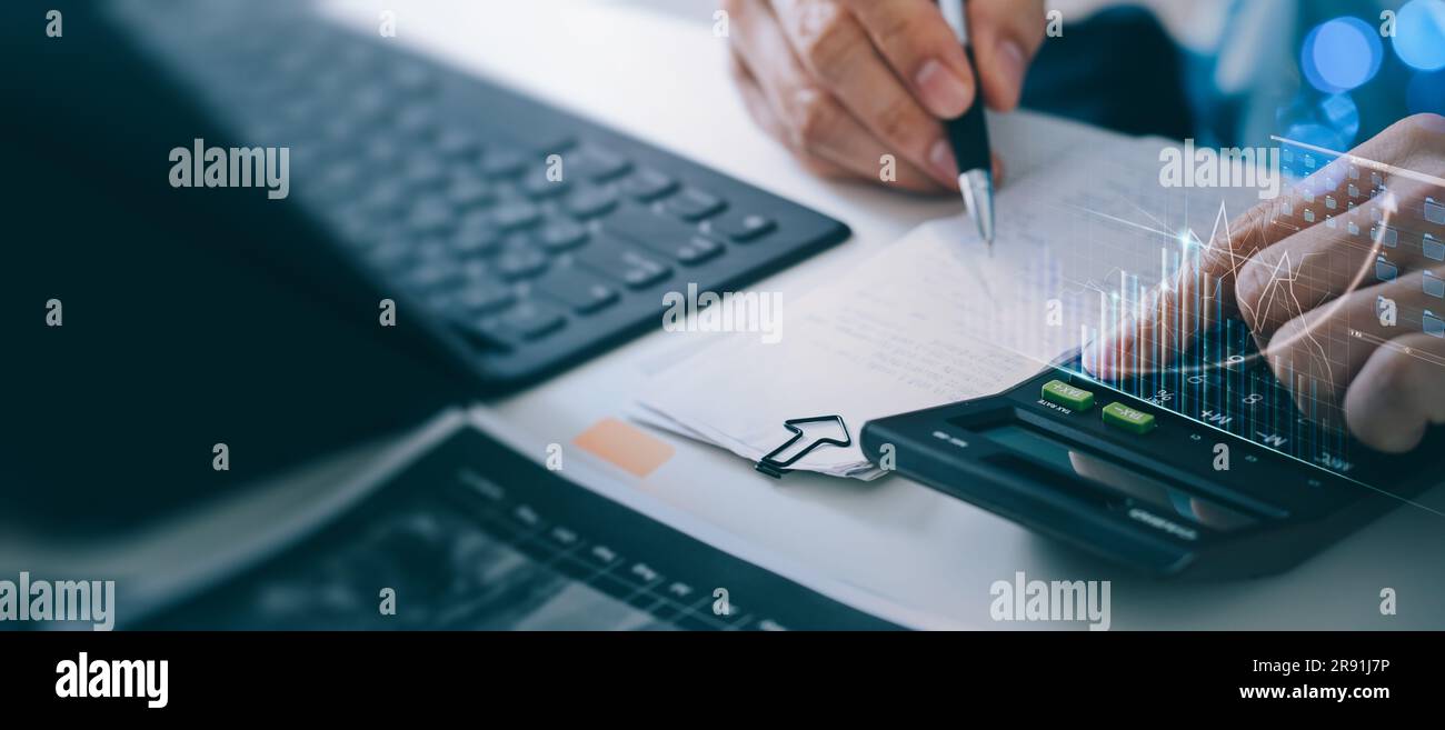 Finances et comptabilité investisseur discutant des données du graphique financier du plan et de l'analyse du risque de placement, en examinant un rapport financier sur le bureau, Business t Banque D'Images