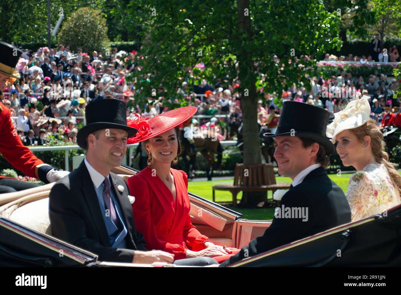 Ascot, Berkshire, Royaume-Uni. 23rd juin 2023. Les Racegoers ont applaudi et se sont accrochés lorsque William le Prince de Galles et Catherine la Princesse de Galles sont arrivés sur le défilé à l'hippodrome d'Ascot, dans la procession royale le quatrième jour de Royal Ascot. Ils ont été rejoints dans la calèche par la princesse Beatrice, Mme Edoardo Mapelli Mozzi et Edoardo Mapelli Mozzi. Crédit : Maureen McLean/Alay Live News Banque D'Images