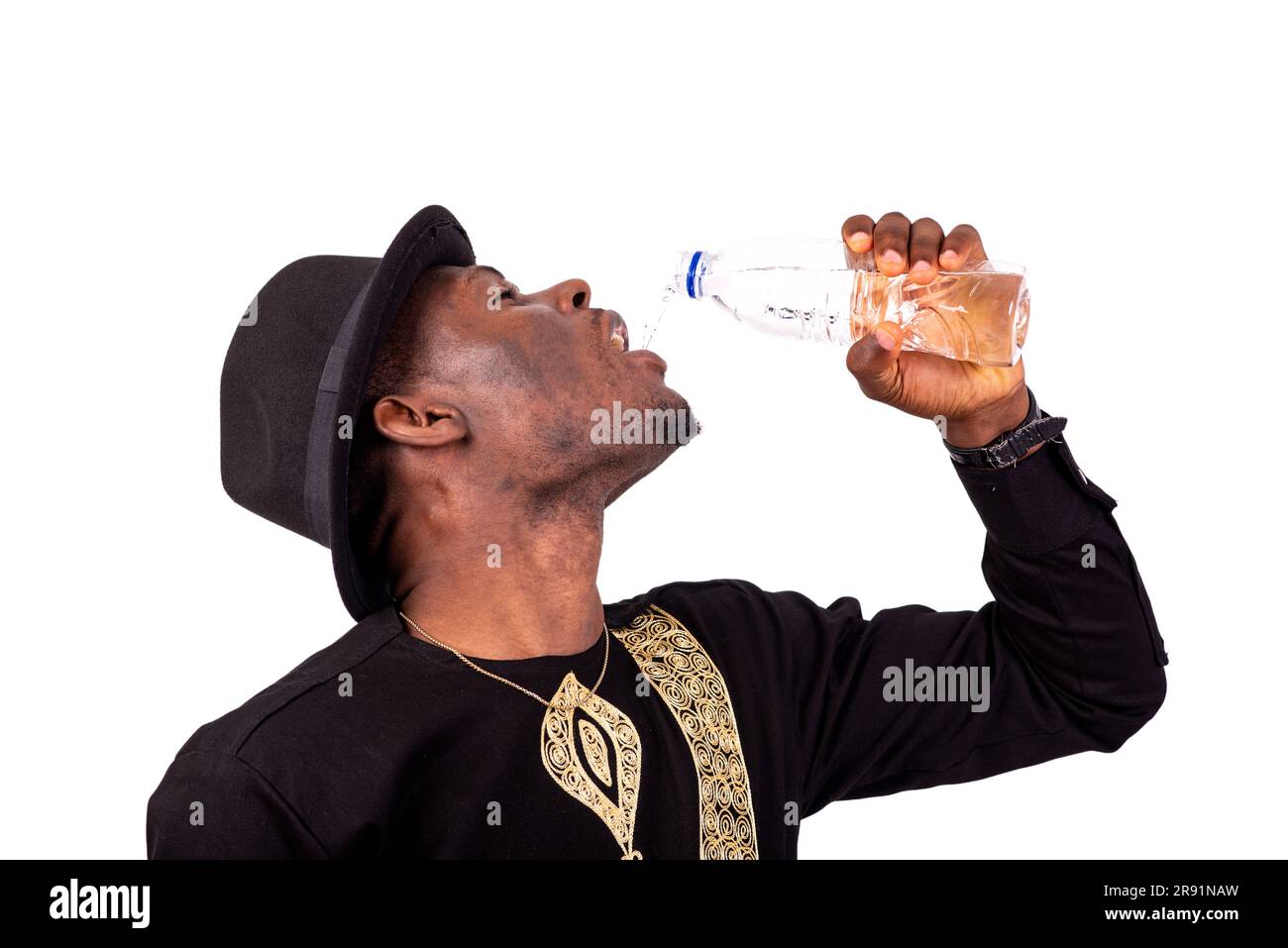 portrait d'un jeune homme bien habillé qui boit de l'eau minérale à