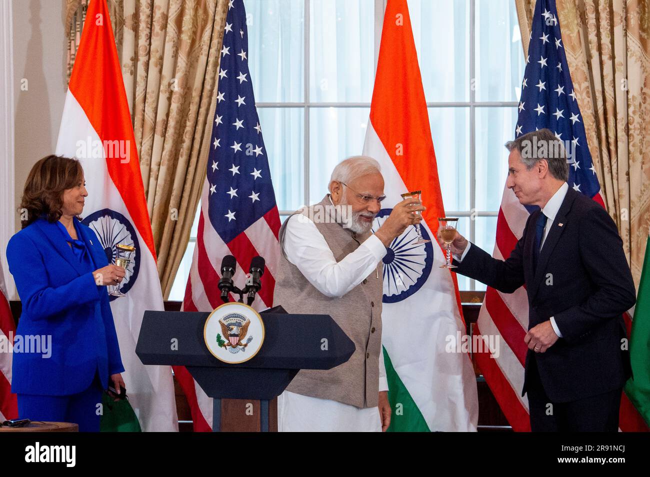 Washington, États-Unis. 23rd juin 2023. Le vice-président Kamala Harris (L), le Premier ministre indien Narendra Modi (C) et le secrétaire d'État Antony Blinken ont prononcé un toast lors d'un déjeuner au département d'État à Washington, DC, vendredi, 23 juin 2023. Photo de Rod Lamkey/UPI crédit: UPI/Alay Live News Banque D'Images