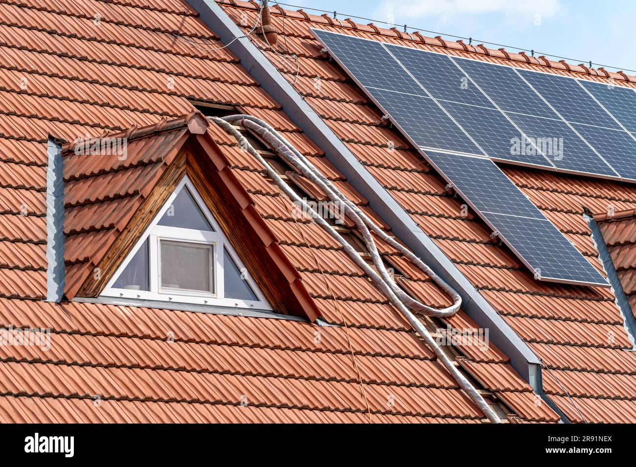 réparation du toit et inspection du panneau solaire, isolé avec de la mousse soufflée Banque D'Images