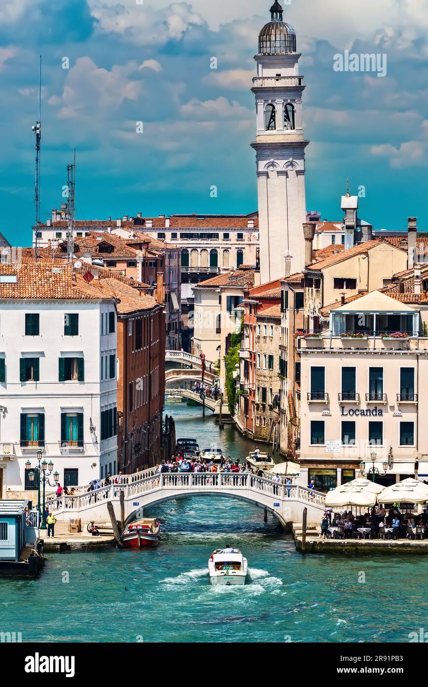 Venise, Italie - 13 juin 2016 : piétons sur le pont, canaux étroits pour les bateaux-taxis, et architecture européenne dans la ville de Venise, Italie. Banque D'Images