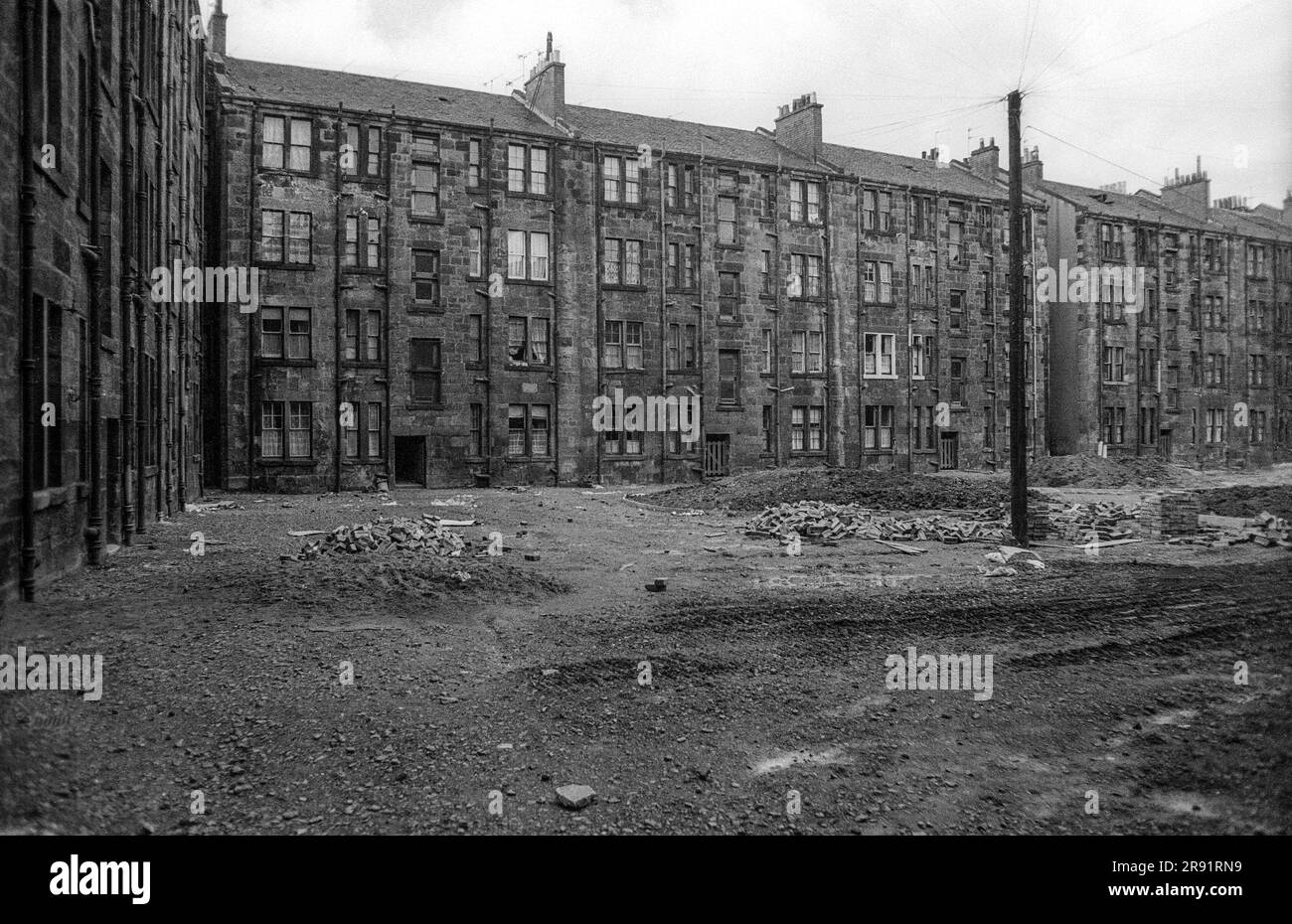 1970s photos d'archives en noir et blanc de blocs de ciment à Glasgow, près des quais. Banque D'Images