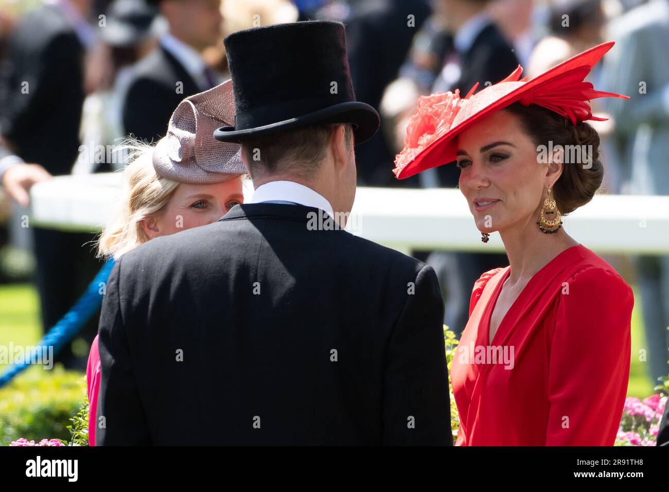 Ascot, Berkshire, Royaume-Uni. 23rd juin 2023. Catherine, la duchesse du pays de Galles, portait aujourd'hui une robe rouge Alexandra McQueen à Royal Ascot avec un chapeau rouge Philip Treacy, des chaussures rouges, un sac de pochette rouge et des boucles d'oreilles à déclaration d'or. Crédit : Maureen McLean/Alay Live News Banque D'Images