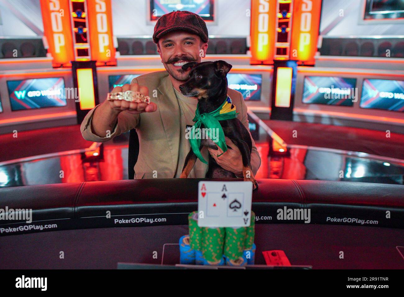 23 juin 2023: LAS VEGAS, NV - JUIN 23: Le brésilien Yuri Dzivielevsk célèbre avec son chien après sa victoire dans la table finale de WSOP 2023: Événement #47: $1 500 H.O.R.S.E. - World Series of Poker à Horseshoe Las Vegas sur 23 juin 2023, à Las Vegas, Nevada, États-Unis. (Credit image: © Diego Ribas/PX Imagens via ZUMA Press Wire) USAGE ÉDITORIAL SEULEMENT! Non destiné À un usage commercial ! Banque D'Images