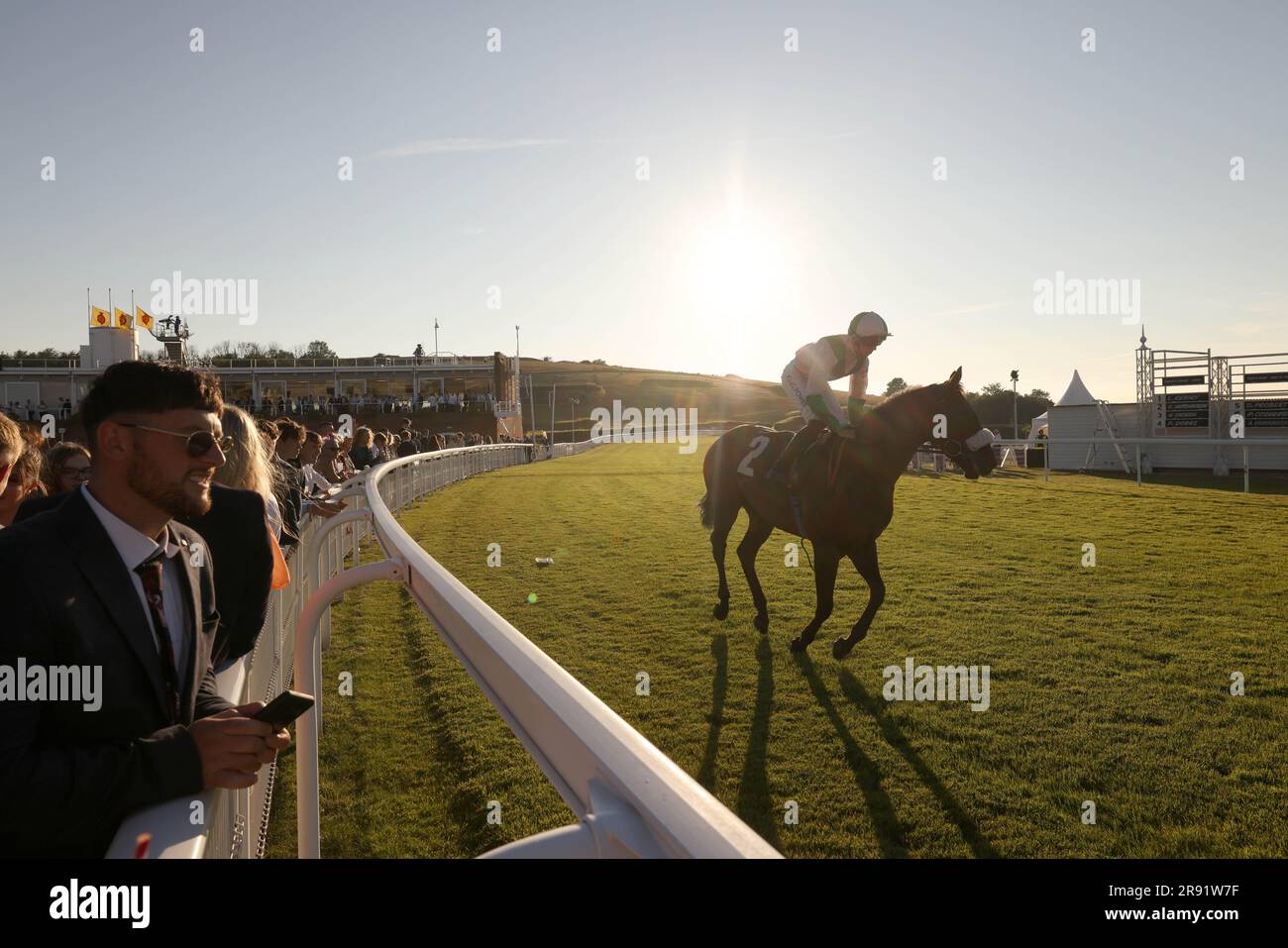 USAGE ÉDITORIAL EXCLUSIF course hippique à la dernière nuit de « Three Friday Nights at Goodwood Racecourse » à Sussex, sous la direction de Roger Sanchez. Date de la photo: Vendredi 23 juin 2023. Banque D'Images