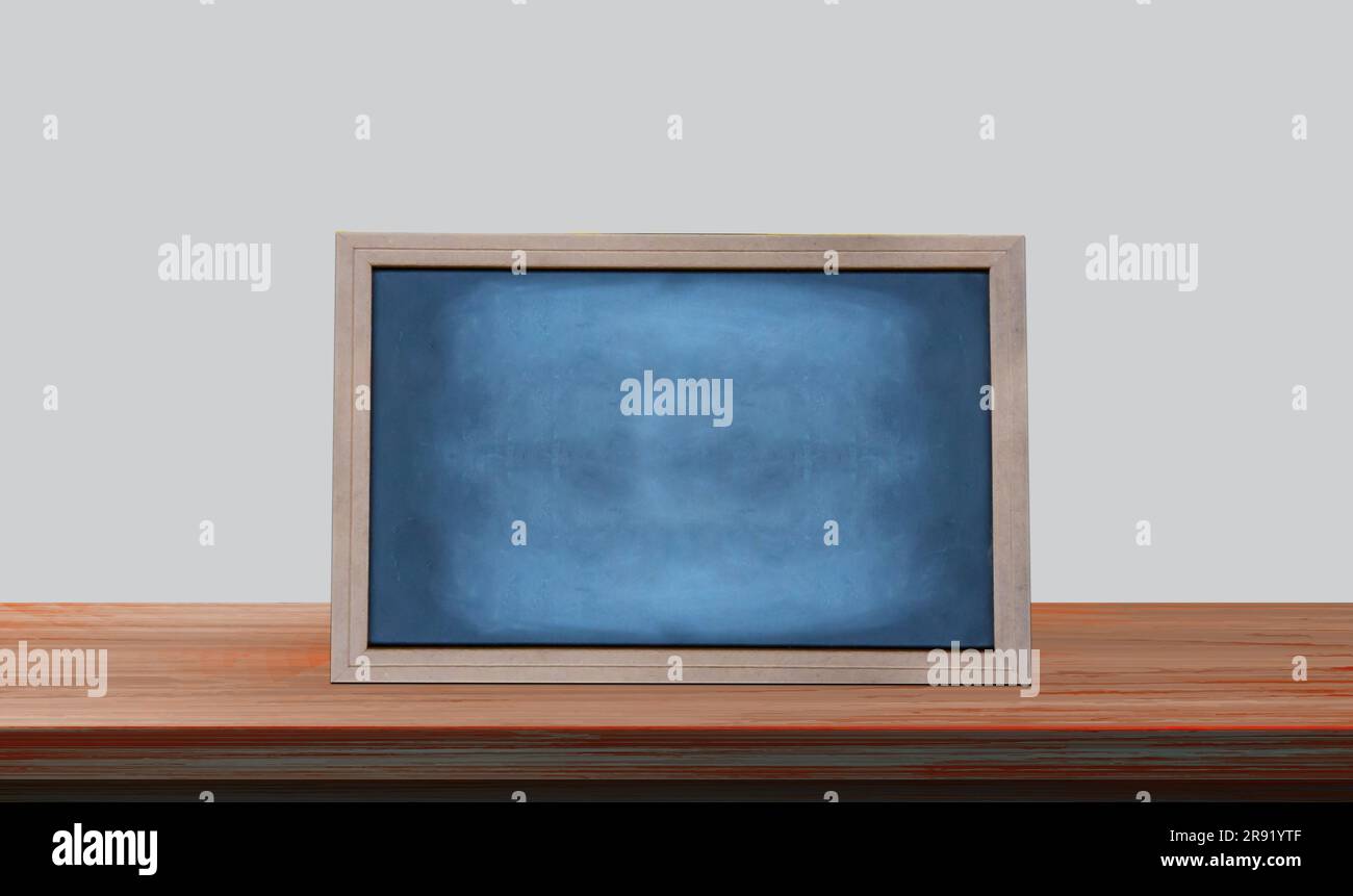 Un tableau blanc sur une table en bois devant un fond blanc Banque D'Images