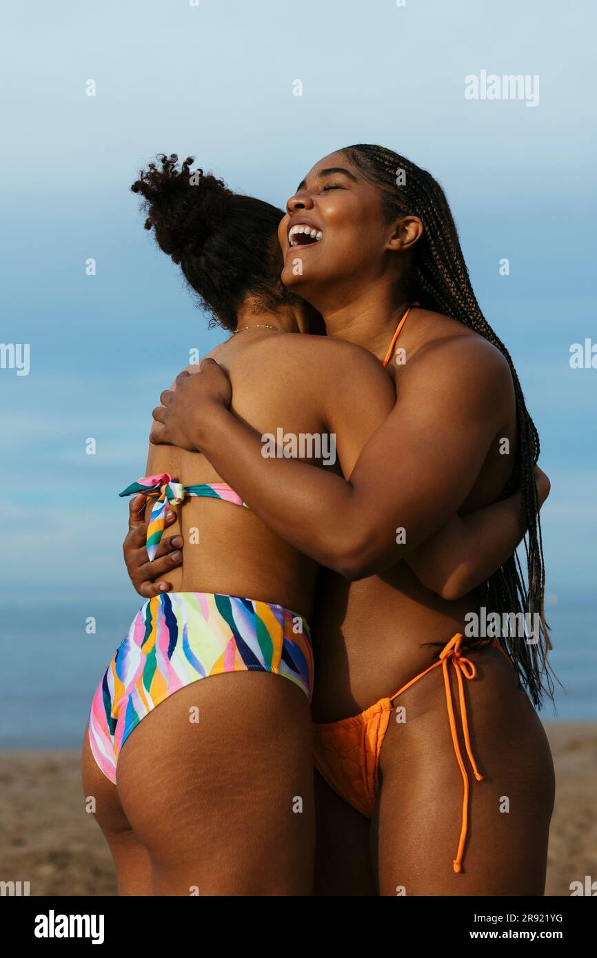 Une femme heureuse embrassant un ami à la plage Banque D'Images Une femme heureuse embrassant un ami à la plage Banque D'Images