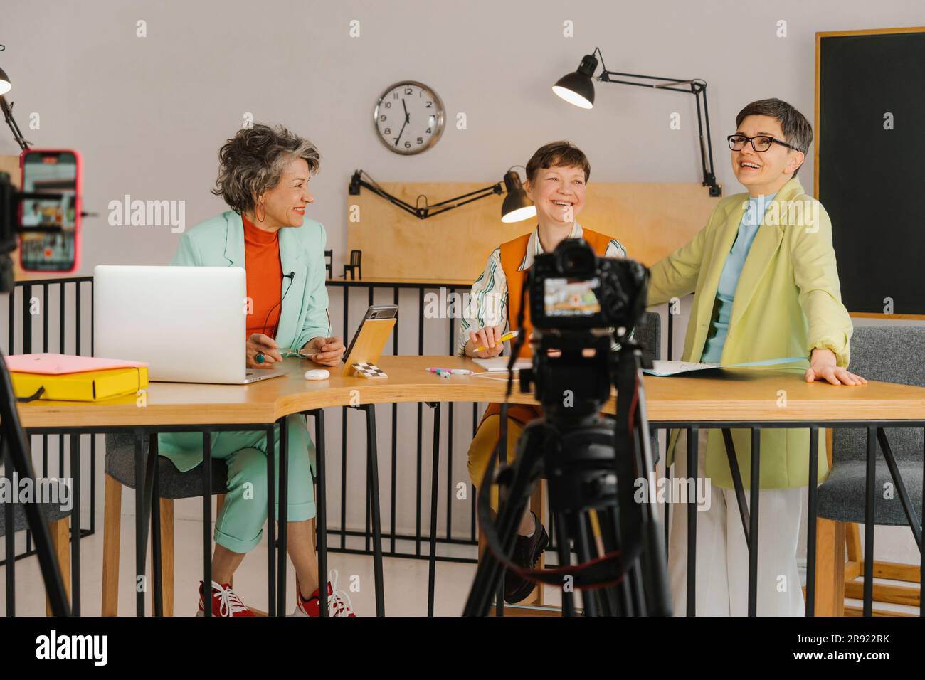 Trois femmes assises en studio et enregistrant de la vidéo sur la caméra Banque D'Images