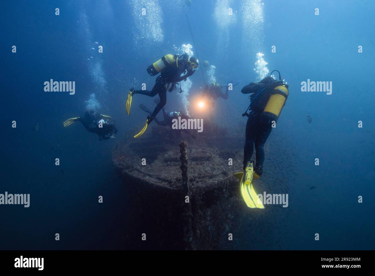 Hommes et femmes examinant El Naranjito navire submergé sous-marin Banque D'Images
