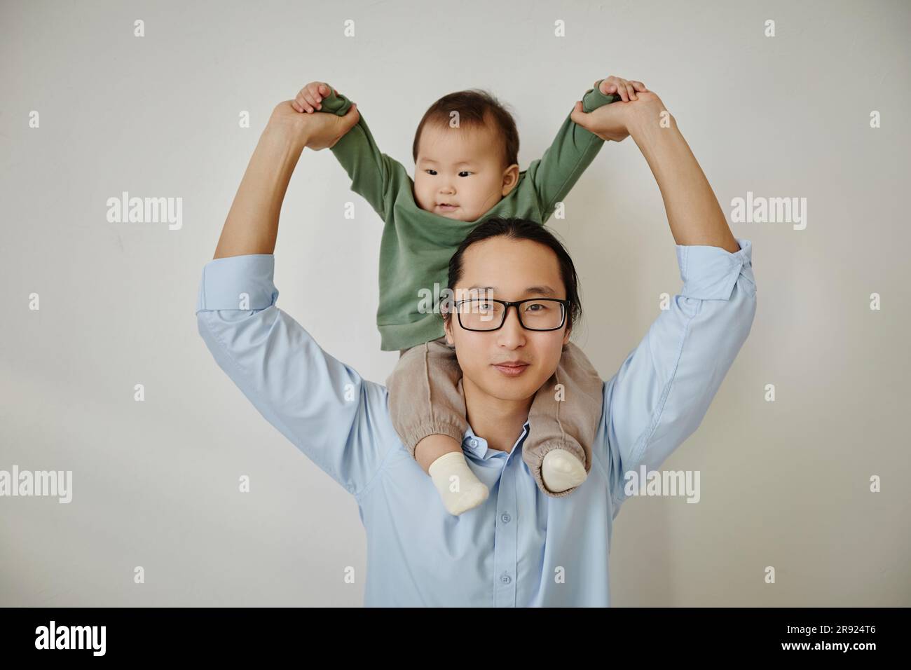 Père fille portant sur les épaules Banque D'Images