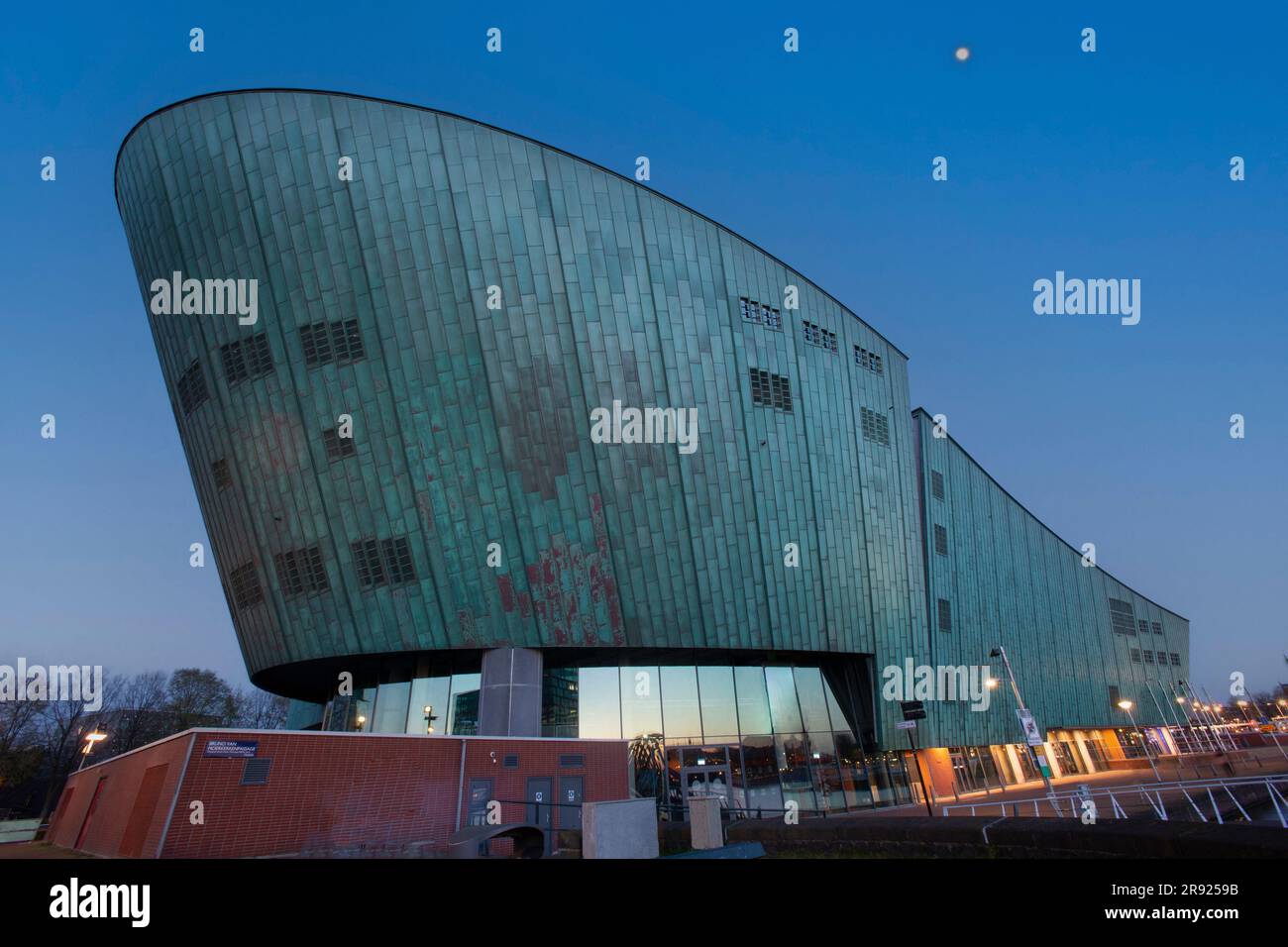 Pays-Bas, Hollande du Nord, Amsterdam, Musée des sciences NEMO au crépuscule Banque D'Images