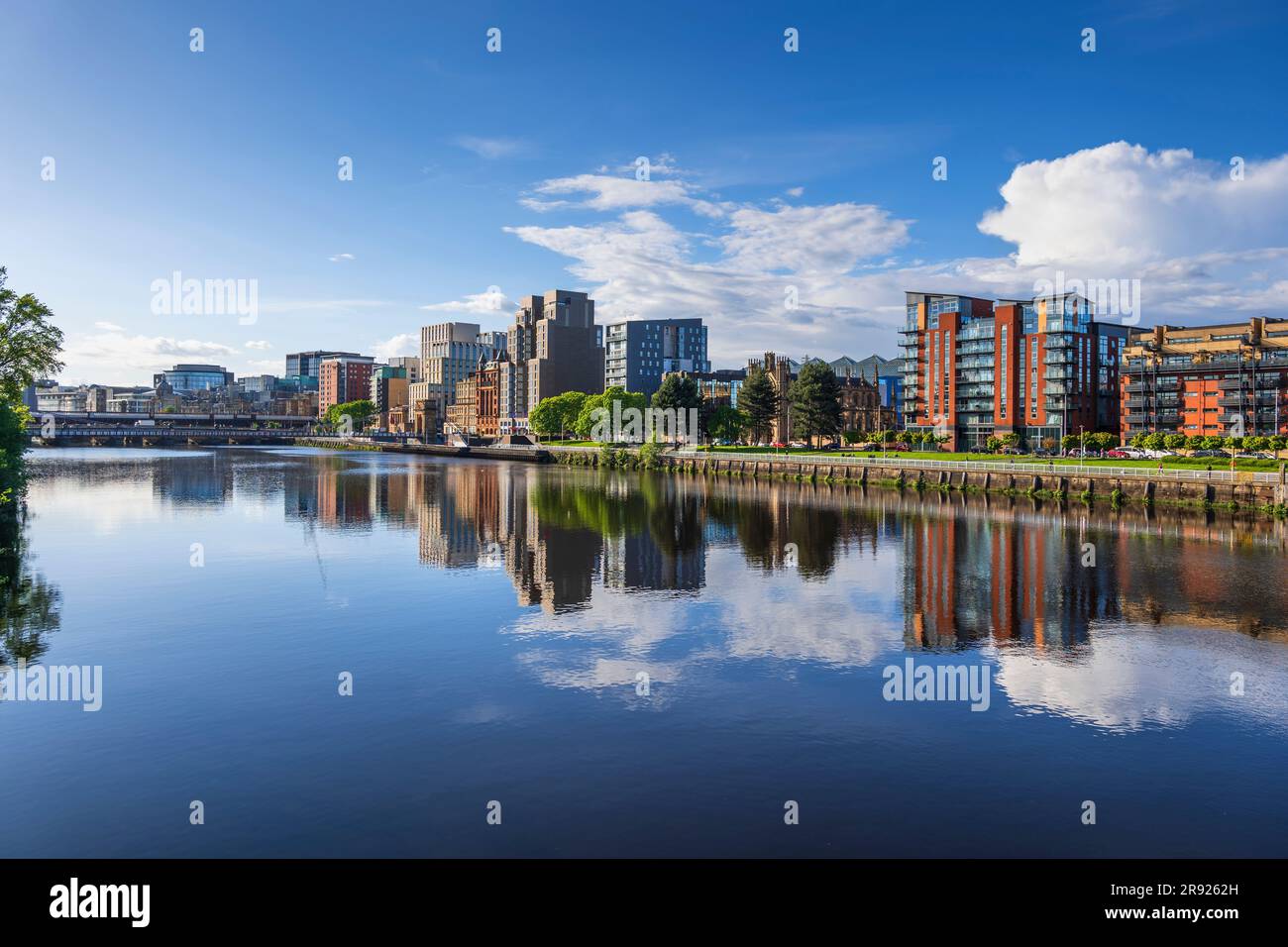 Royaume-Uni, Écosse, Glasgow, bâtiments reflétant à Clyde River Banque D'Images