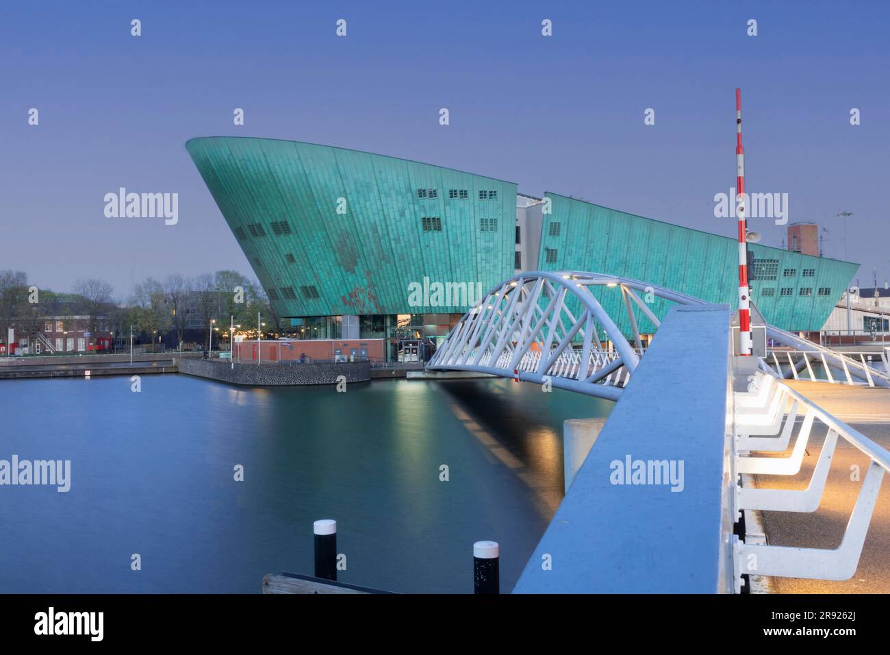 Pays-Bas, Hollande du Nord, Amsterdam, Musée des sciences NEMO et pont au crépuscule Banque D'Images